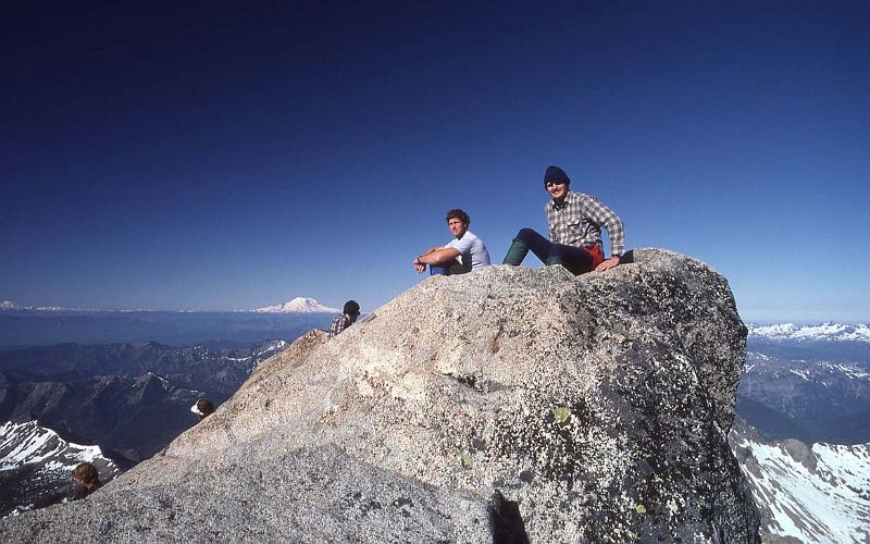 1984-021 Mt Stuart Jul-1984 08 Me and Chuck on Summit.jpg